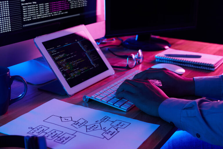 un développeur qui tape du code